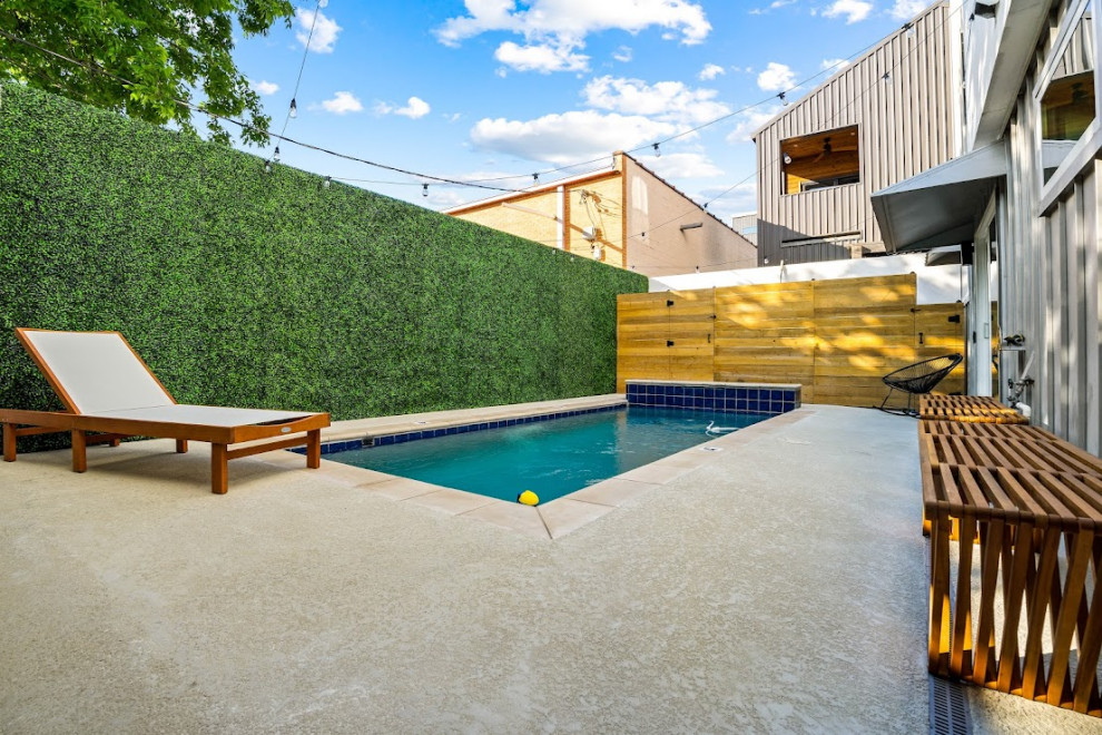 Foto di una piccola piscina monocorsia minimal rettangolare dietro casa con cemento stampato