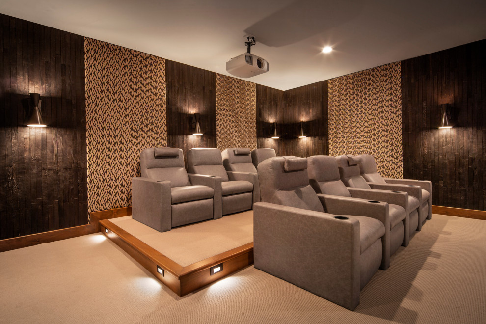 Пример оригинального дизайна: большой изолированный домашний кинотеатр в стиле рустика с черными стенами, ковровым покрытием, проектором и серым полом