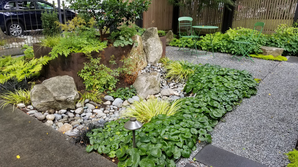 Schattiger Moderner Garten im Frühling mit Hochbeet und Holzzaun in Seattle
