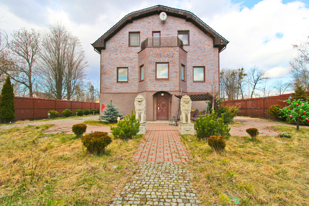 Дом со львами