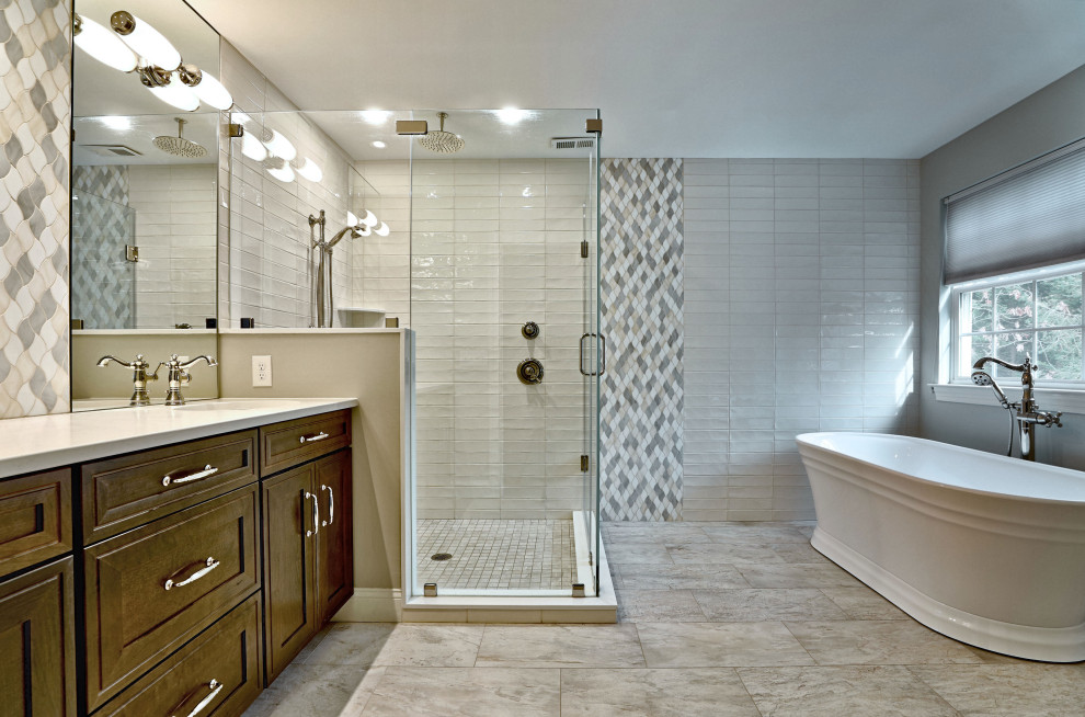 Exempel på ett stort modernt vit vitt en-suite badrum, med släta luckor, bruna skåp, ett fristående badkar, en hörndusch, flerfärgad kakel, mosaik, ett undermonterad handfat, bänkskiva i kvarts, brunt golv och dusch med skjutdörr