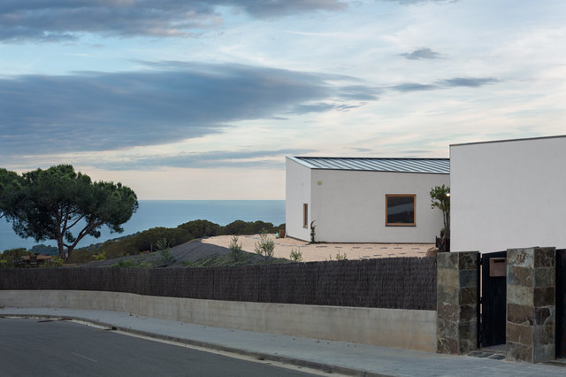 Una casa autosuficiente: sin conexi&oacute;n a la red el&eacute;ctrica modern-entrance