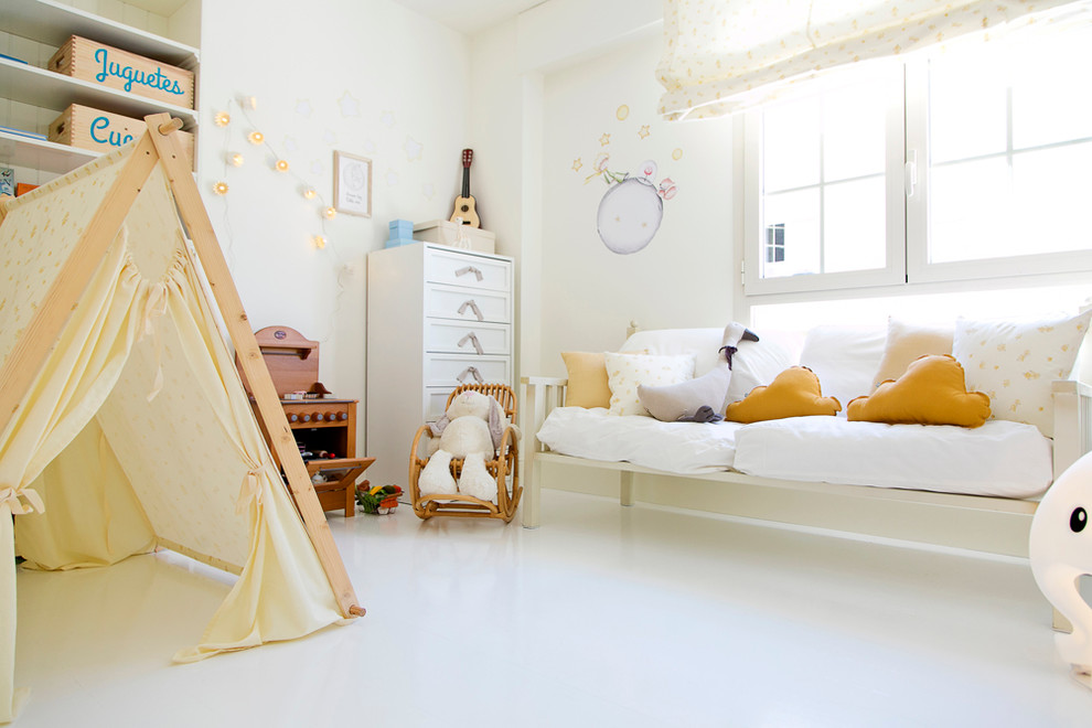 Photo of a mid-sized traditional kids' bedroom for kids 4-10 years old and girls in Madrid.