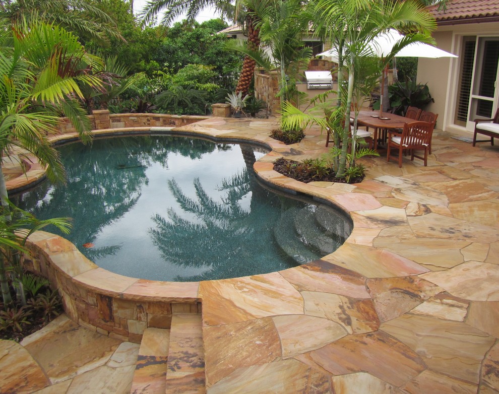 Ispirazione per una piscina tropicale di medie dimensioni