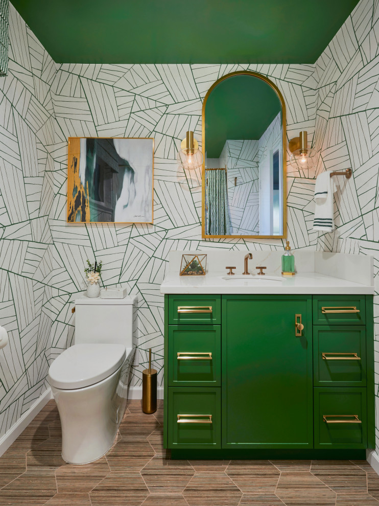 Modelo de cuarto de baño único y a medida retro con puertas de armario verdes, paredes multicolor, aseo y ducha, lavabo bajoencimera, suelo marrón, encimeras blancas y papel pintado