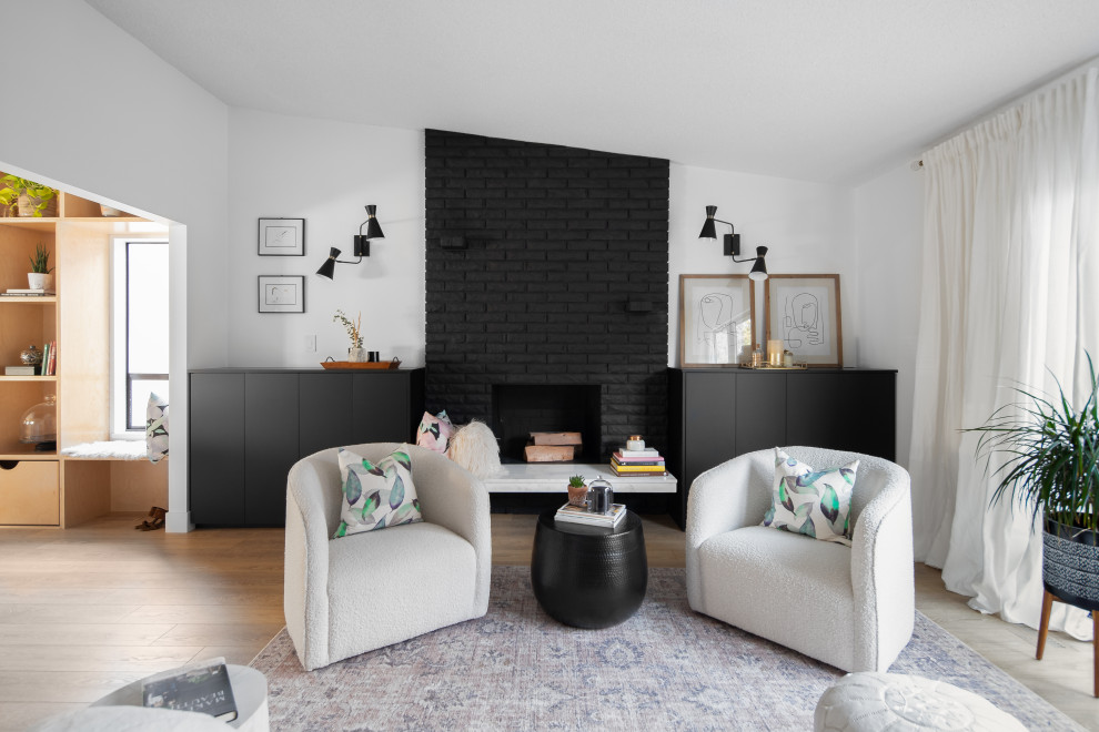 Idee per un soggiorno minimalista di medie dimensioni e aperto con pavimento in vinile, stufa a legna e cornice del camino in mattoni