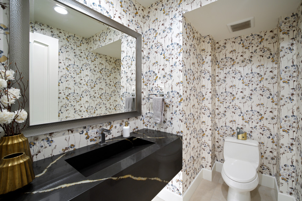 Kleines Klassisches Badezimmer mit schwarzen Schränken, Toilette mit Aufsatzspülkasten, bunten Wänden, Porzellan-Bodenfliesen, Unterbauwaschbecken, Quarzwerkstein-Waschtisch, grauem Boden, schwarzer Waschtischplatte, WC-Raum, Einzelwaschbecken, schwebendem Waschtisch und Tapetenwänden in Seattle