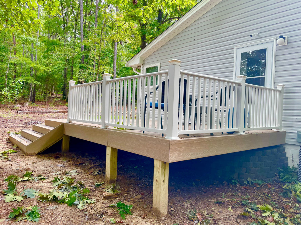 Composite Deck with Vinyl Rails