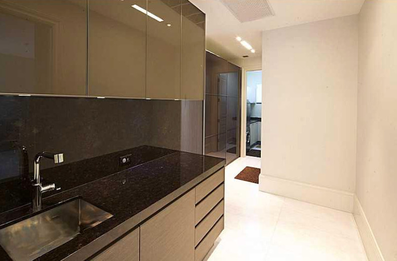 Transitional home design photo in Miami