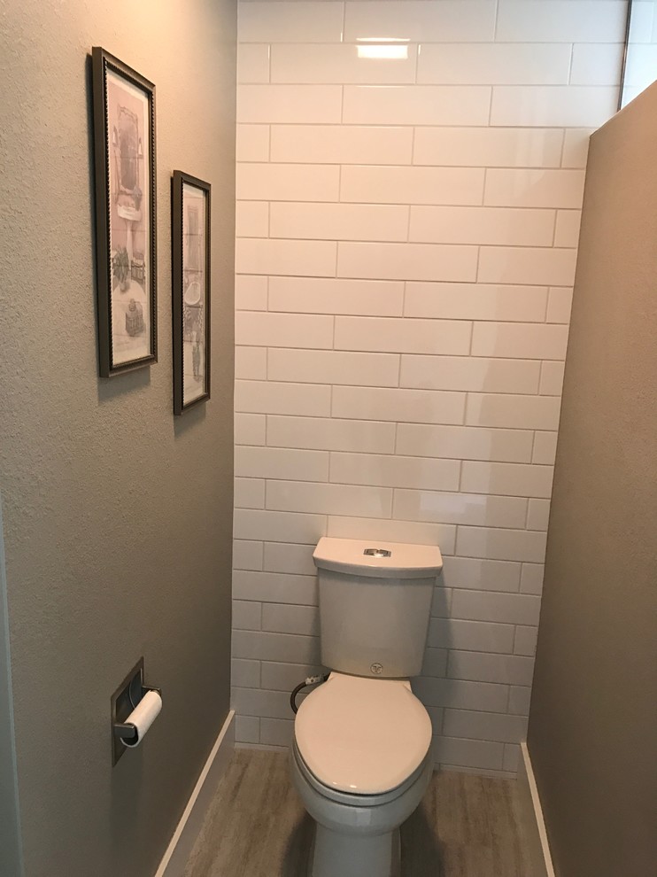 Mid-sized transitional master bathroom in Denver with shaker cabinets, white cabinets, an alcove shower, a two-piece toilet, beige walls, light hardwood floors, an undermount sink, granite benchtops, beige floor and a hinged shower door.