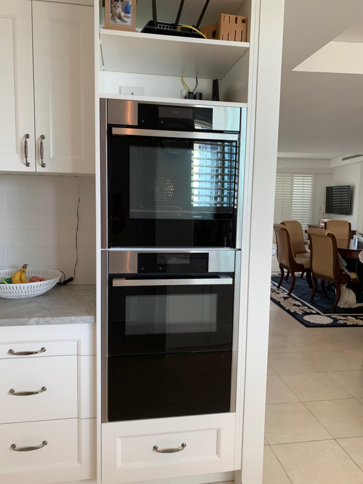 Transitional kitchen in Gold Coast - Tweed.
