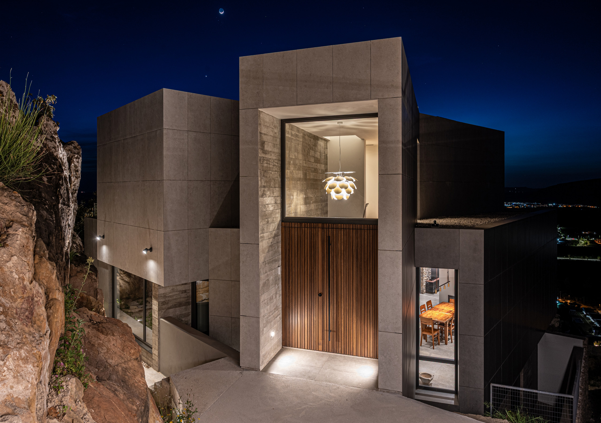 Casa entre rocas