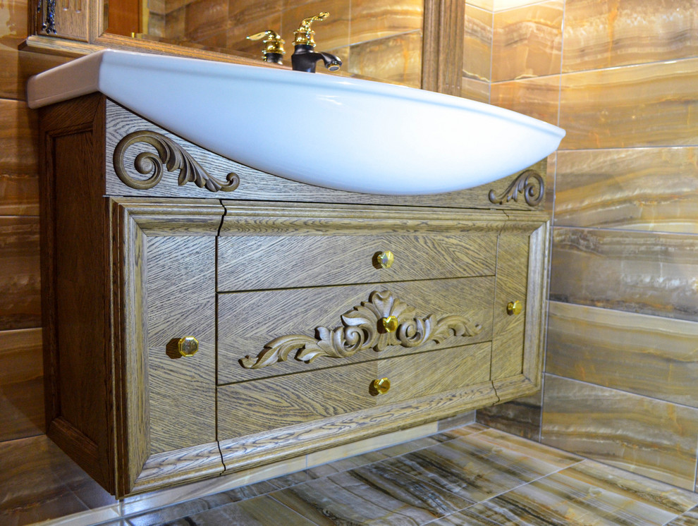 Ванная комната. Потолок, зеркало и тумба под раковину