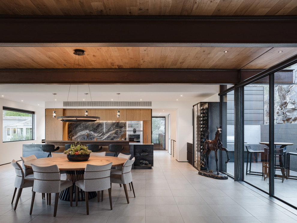 Foto di una grande sala da pranzo aperta verso la cucina design con pareti bianche, pavimento in gres porcellanato, pavimento beige e soffitto in legno