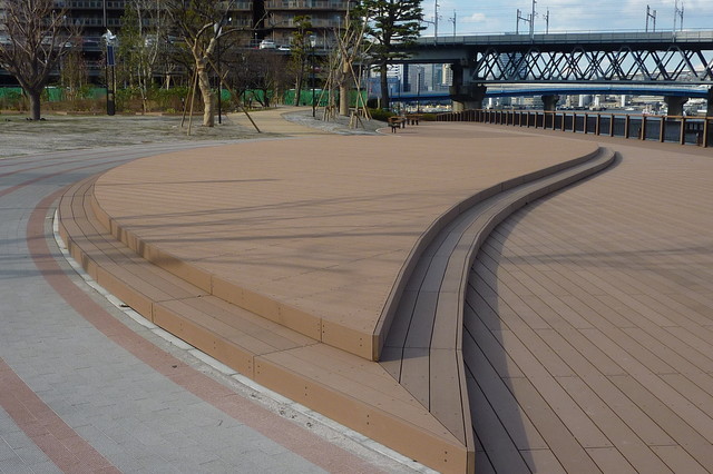 港区港南緑水公園ボードウォーク estilo-craftsman-terraza-y-balcon