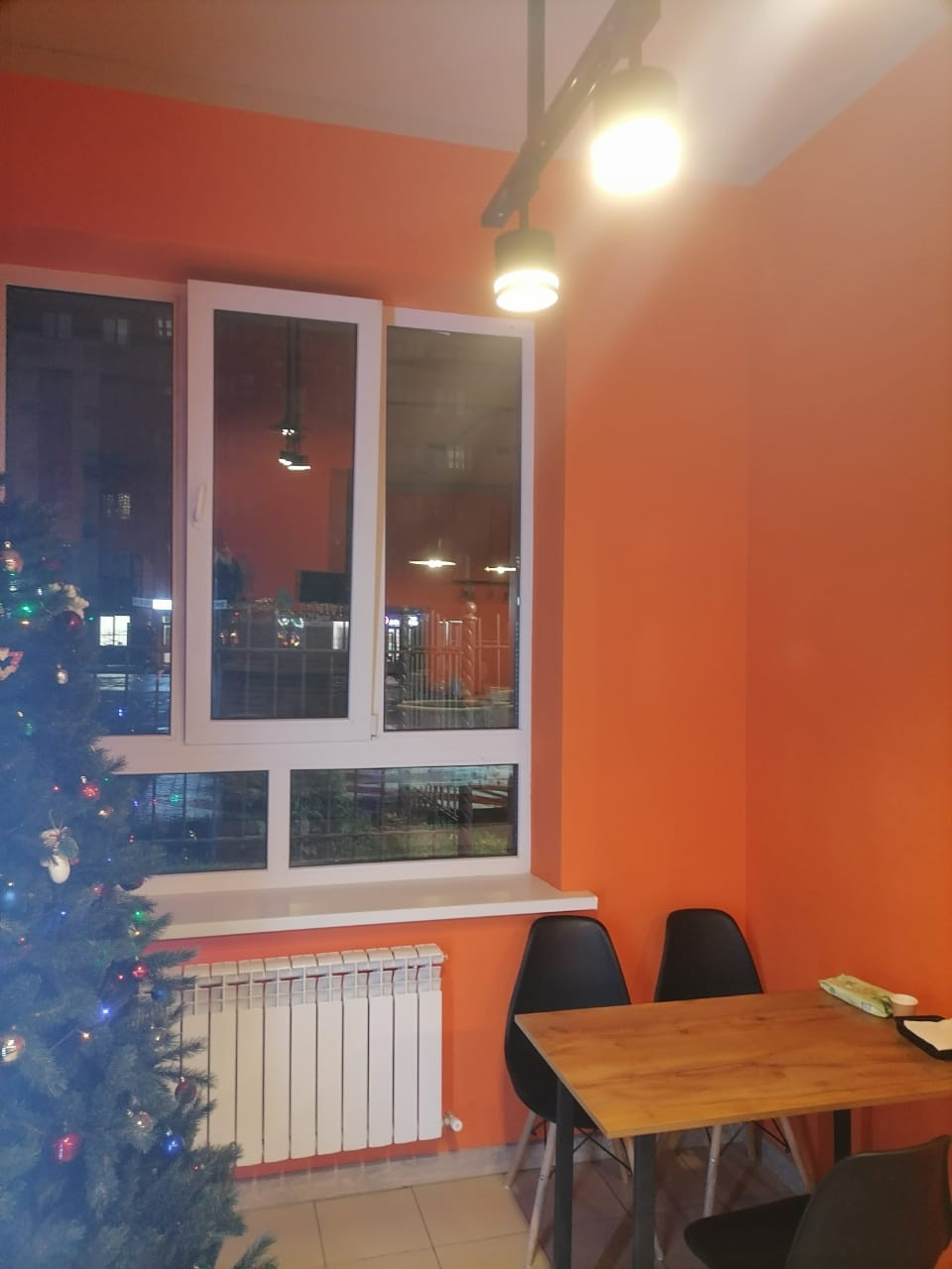 Покраска стен и потолков в 2 цвета