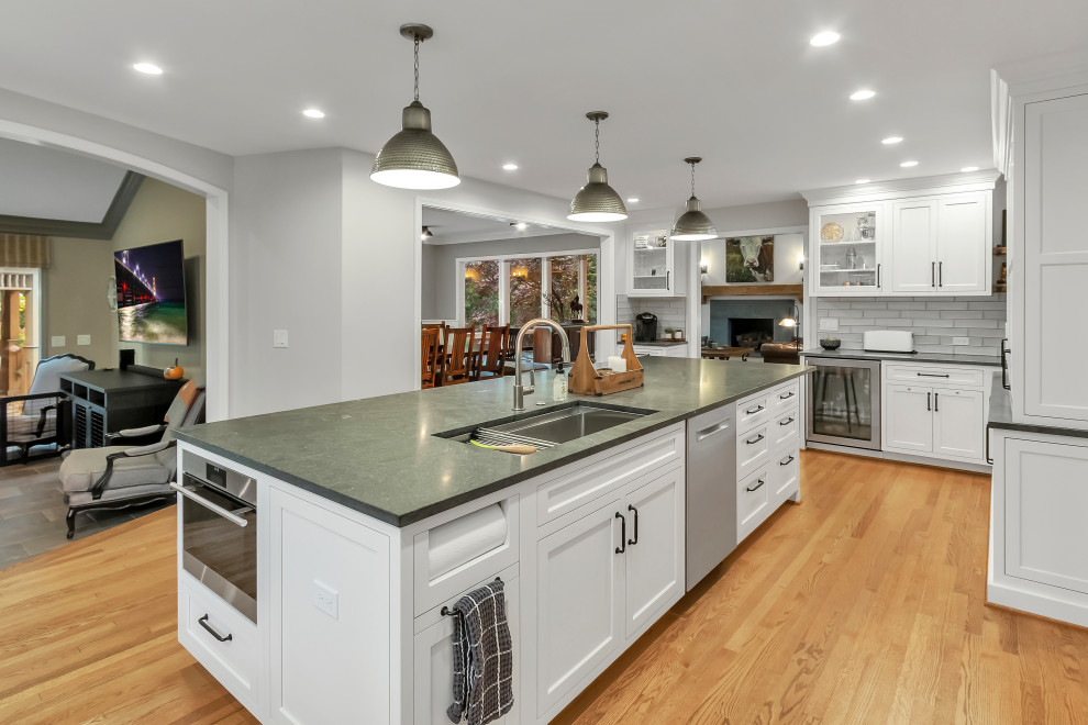 Example of a transitional kitchen design in Detroit