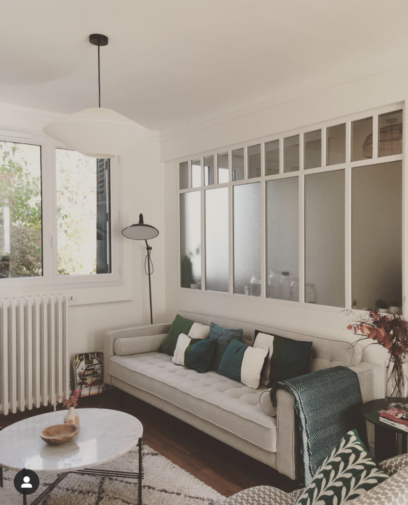 Kleines, Offenes Retro Wohnzimmer mit braunem Boden in Paris