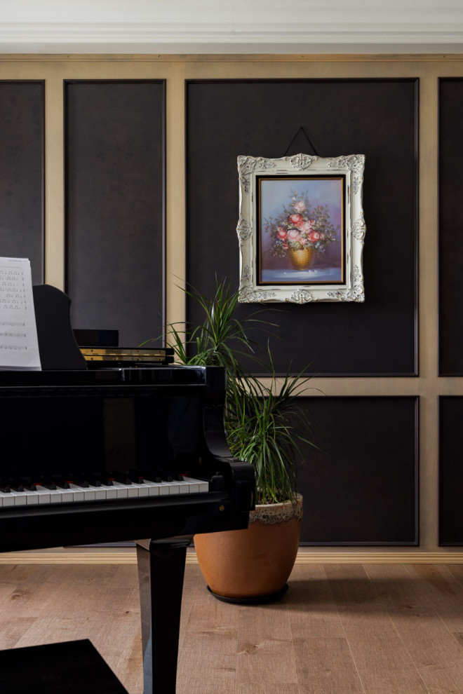 Immagine di un grande soggiorno classico aperto con sala della musica, pareti bianche, pavimento in legno massello medio, pavimento marrone e pannellatura