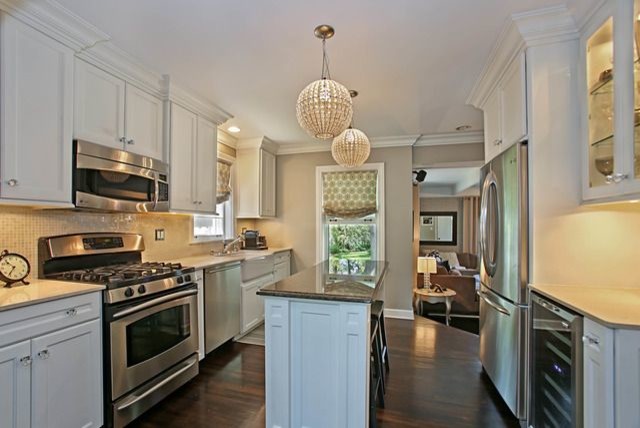 Kitchen - transitional kitchen idea in Chicago