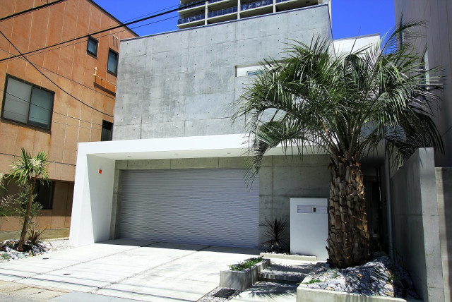 空を切り取る家 moderne-porche