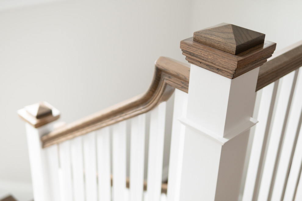 Diseño de escalera en U clásica renovada de tamaño medio con escalones de madera, contrahuellas de madera pintada y barandilla de madera