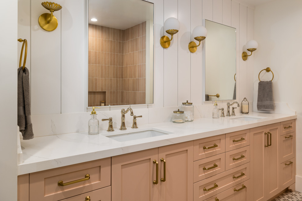 Inspiration för mellanstora amerikanska flerfärgat badrum för barn, med skåp i shakerstil, ett undermonterad handfat, marmorbänkskiva och flerfärgat golv