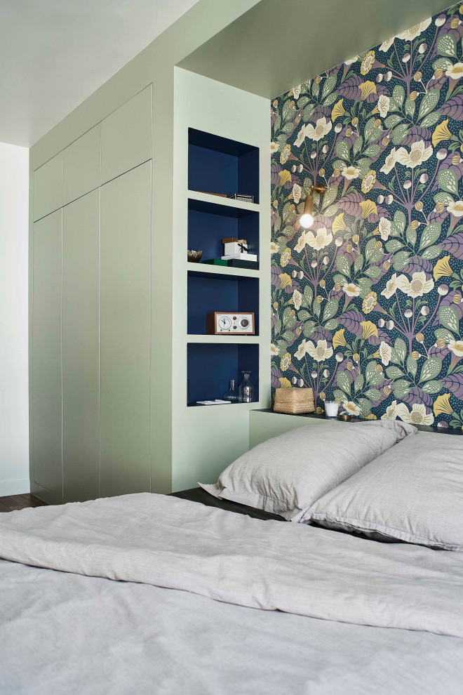 Свежая идея для дизайна: гостиная комната среднего размера в стиле модернизм с темным паркетным полом и зелеными стенами без камина - отличное фото интерьера