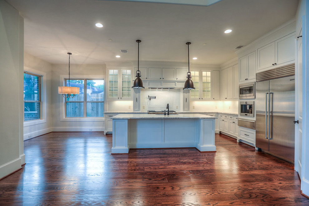 Kitchen - transitional kitchen idea in Houston