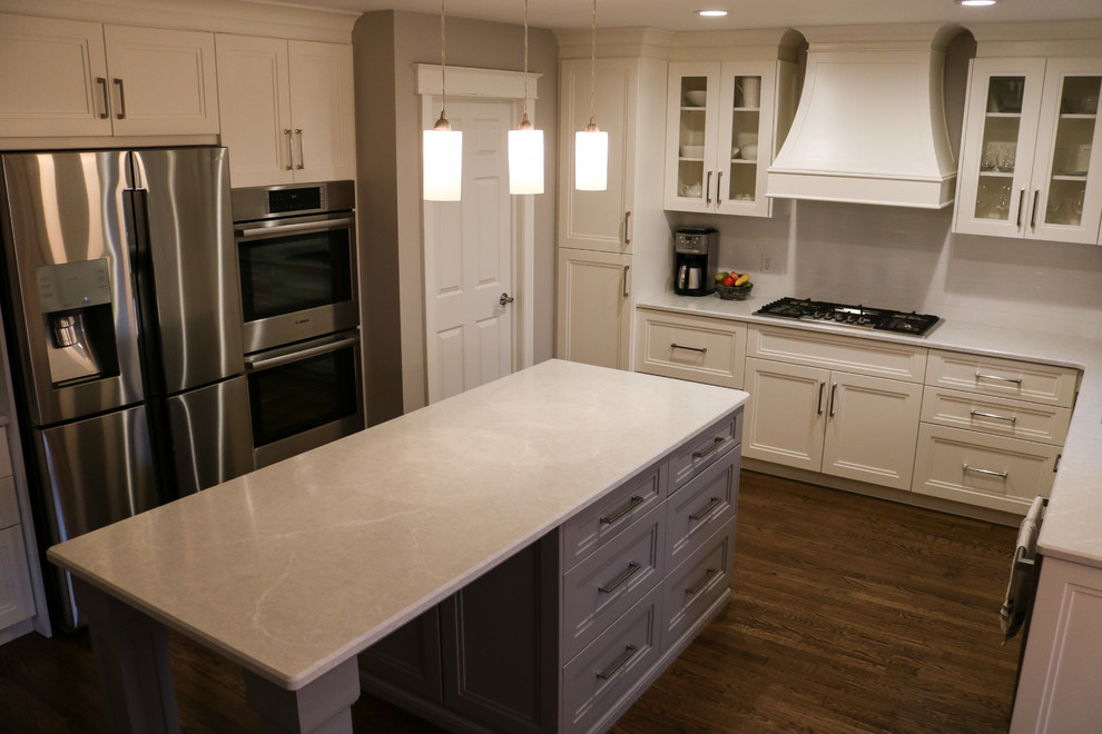 Kitchen - transitional kitchen idea in Toronto
