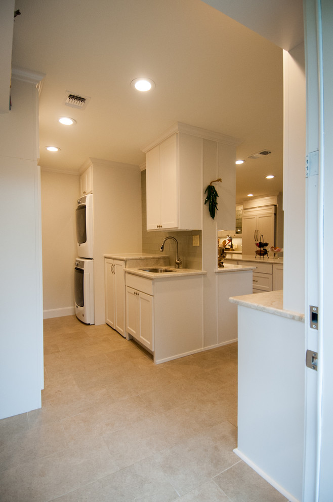 Transitional home design photo in Austin