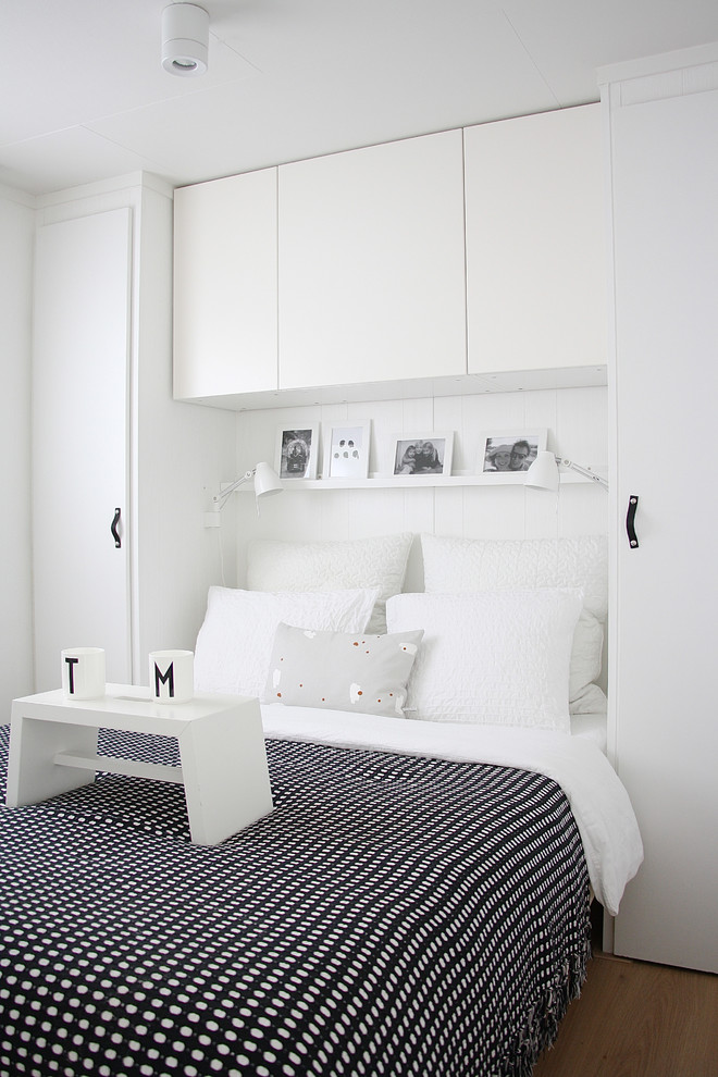This is an example of a scandinavian bedroom in Amsterdam with white walls.
