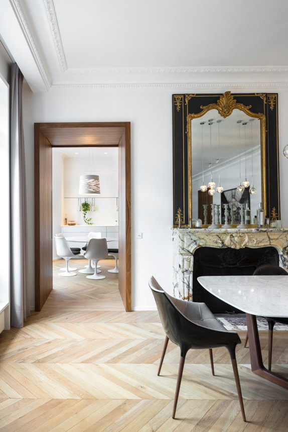 Photo of a transitional dining room in Paris.