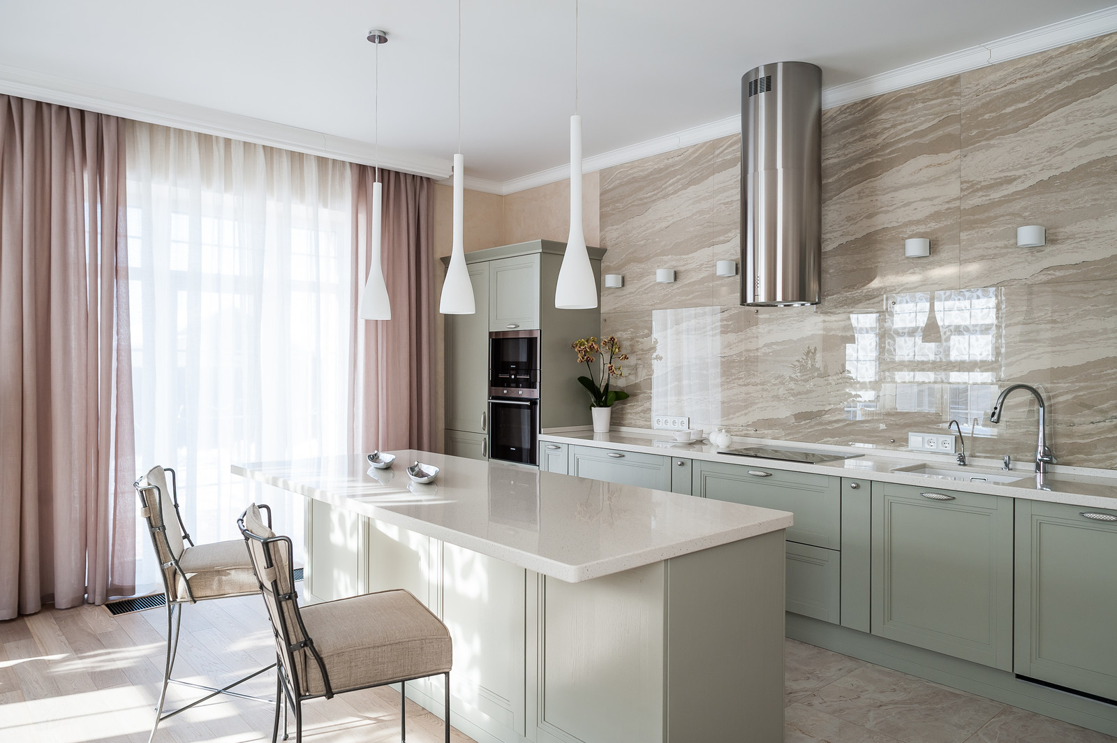 Загородный дом с розовой столовой