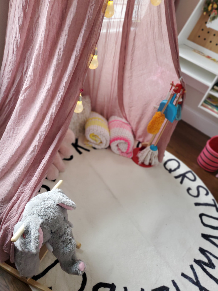 На фото: маленькая комната для малыша в стиле шебби-шик с розовыми стенами, темным паркетным полом, коричневым полом и обоями на стенах для на участке и в саду, девочки