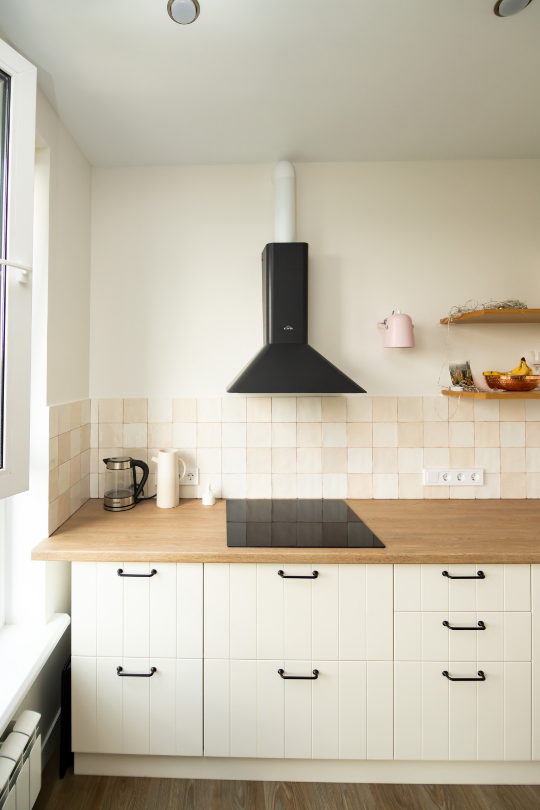 Светлая кухня в стиле скандинавский минимализм с деревянными элементами