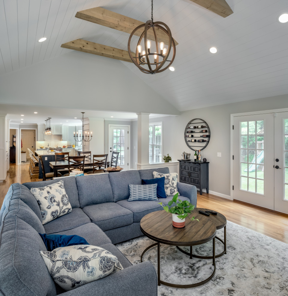 Idee per un grande soggiorno tradizionale con pavimento in legno massello medio e soffitto a volta