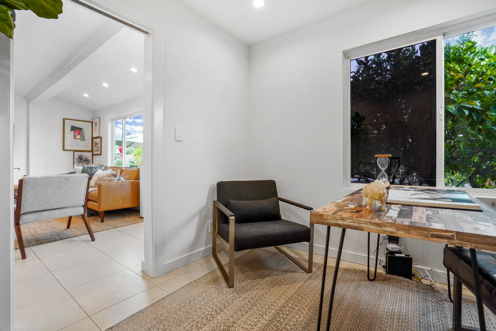 Cette image montre un petit bureau design avec un mur blanc, un sol en carrelage de porcelaine, un bureau indépendant et un sol beige.
