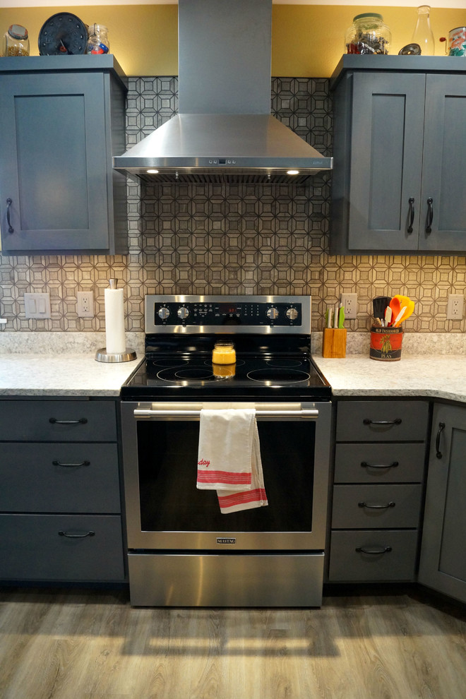 Kitchen - transitional kitchen idea in Cedar Rapids