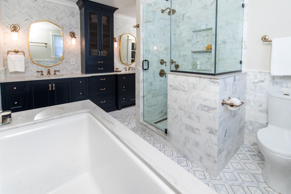 Свежая идея для дизайна: главная ванная комната в стиле неоклассика (современная классика) с фасадами с декоративным кантом, синими фасадами, полновстраиваемой ванной, душем в нише, раздельным унитазом, серой плиткой, плиткой мозаикой, полом из мозаичной плитки, врезной раковиной, столешницей из искусственного кварца, разноцветным полом, душем с распашными дверями, разноцветной столешницей, сиденьем для душа, тумбой под две раковины и встроенной тумбой - отличное фото интерьера