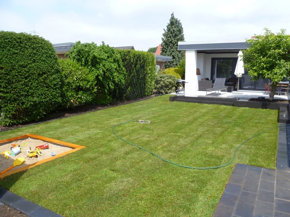 This is an example of a mid-sized traditional backyard full sun garden in Bremen with natural stone pavers.