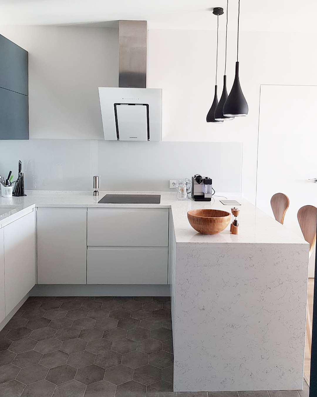 Ярко-белая кухня