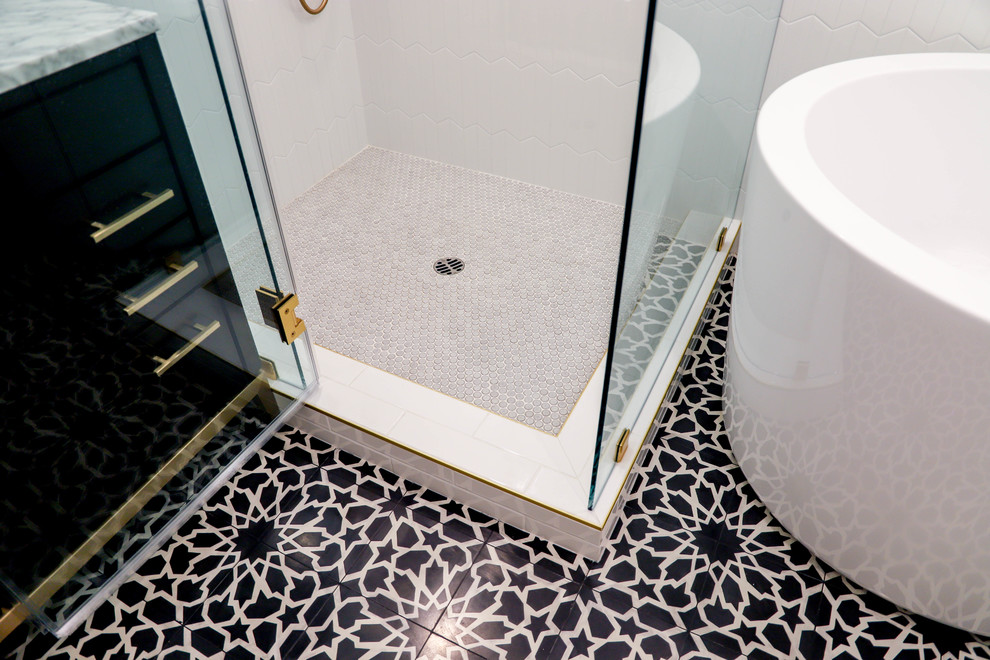 Пример оригинального дизайна: ванная комната среднего размера в современном стиле с плоскими фасадами, японской ванной, угловым душем, раздельным унитазом, белой плиткой, белыми стенами, накладной раковиной, черным полом, душем с распашными дверями, серой столешницей, темными деревянными фасадами, керамической плиткой, полом из керамической плитки, душевой кабиной, столешницей из искусственного кварца, нишей, тумбой под одну раковину и напольной тумбой