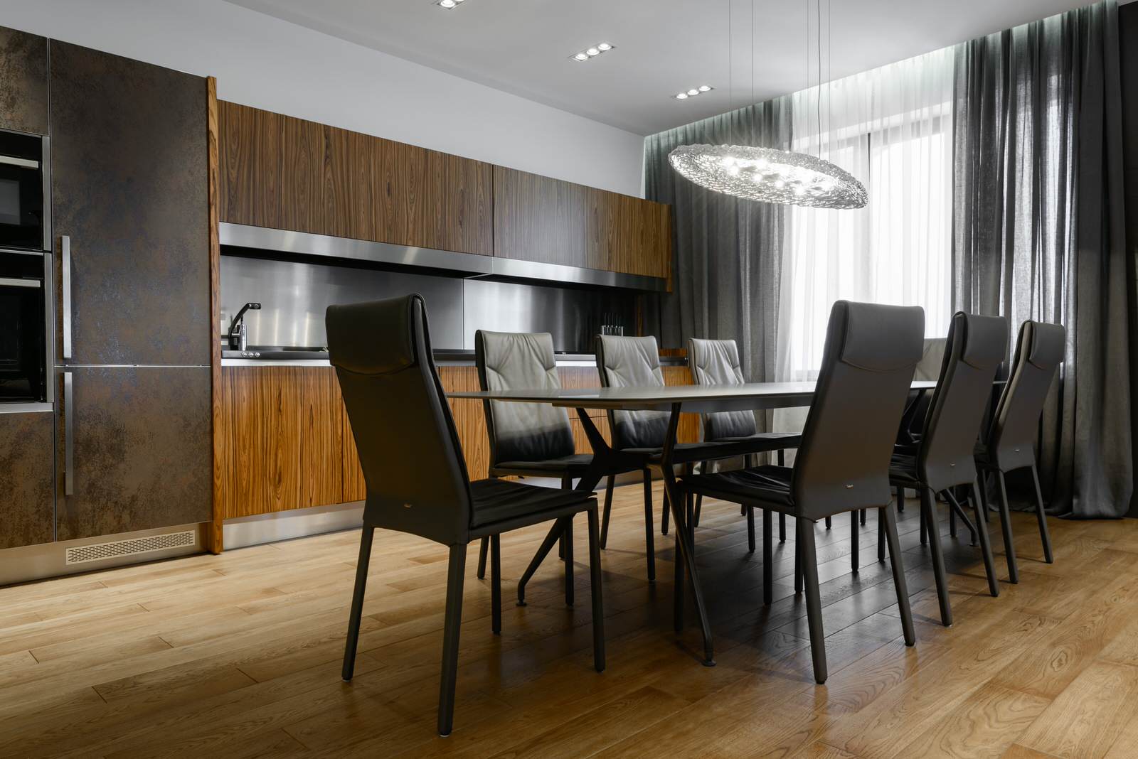 Массивная доска "BEARMADE" в брутальной квартире по проекту Риты Лессинг