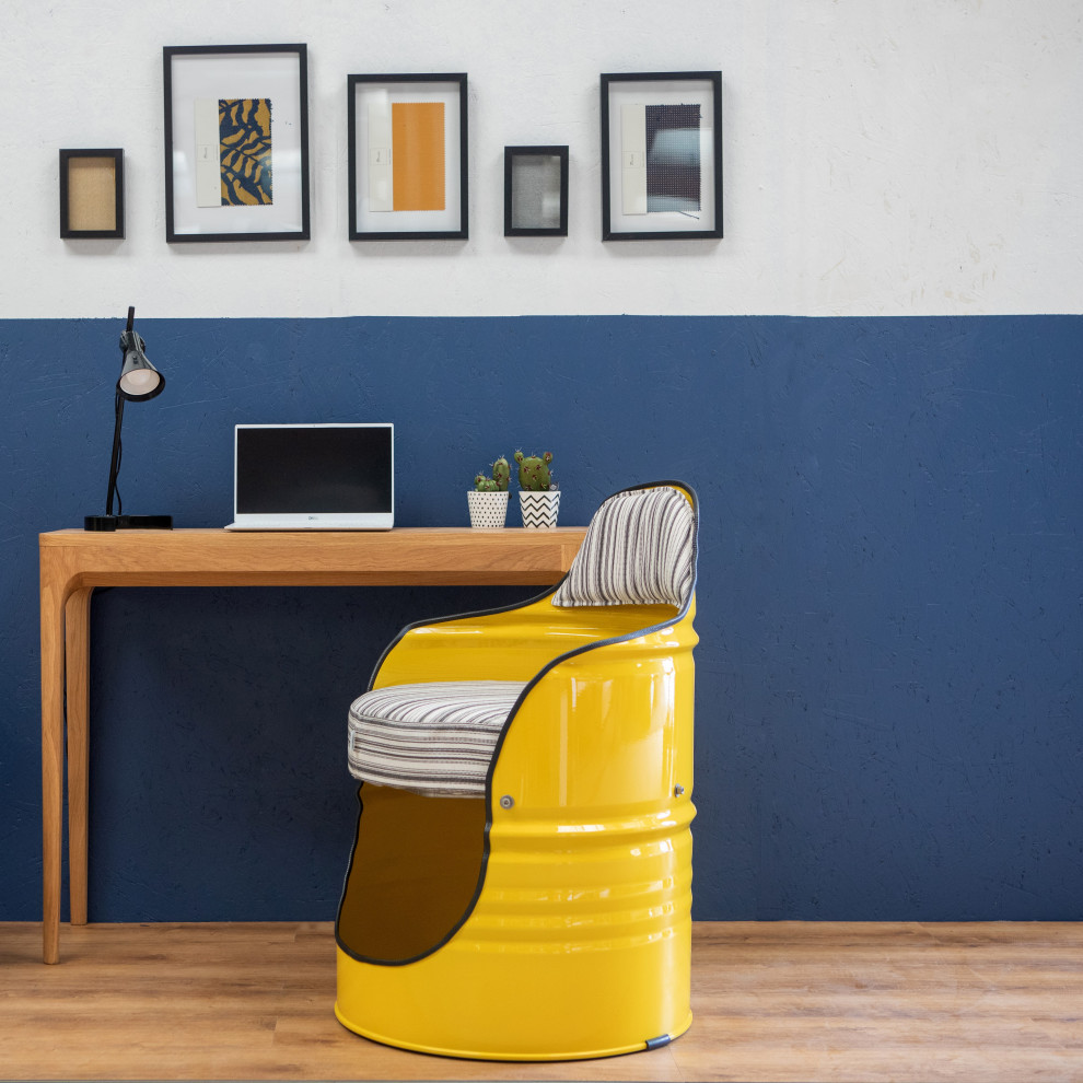 Ispirazione per uno studio industriale con pareti blu, pavimento in laminato e scrivania autoportante