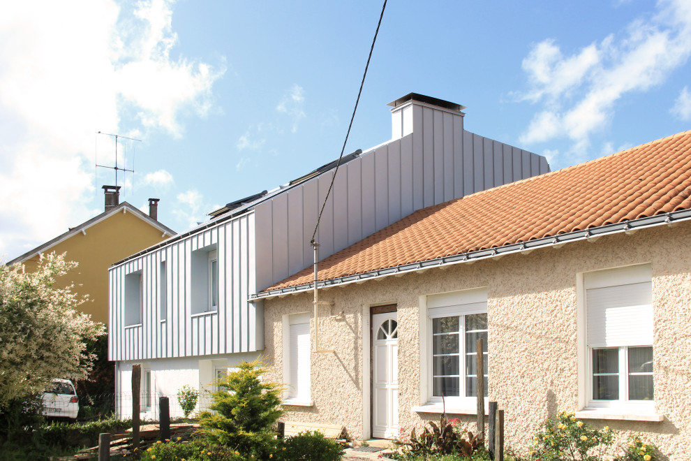 Foto de fachada de casa pareada gris y gris actual de tamaño medio de tres plantas con revestimiento de metal, tejado a dos aguas, tejado de metal y panel y listón