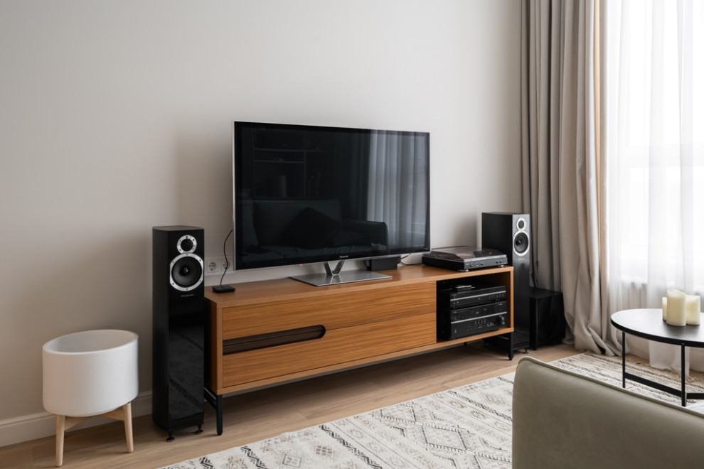 Московская квартира с двумя санузлами и белой кухней