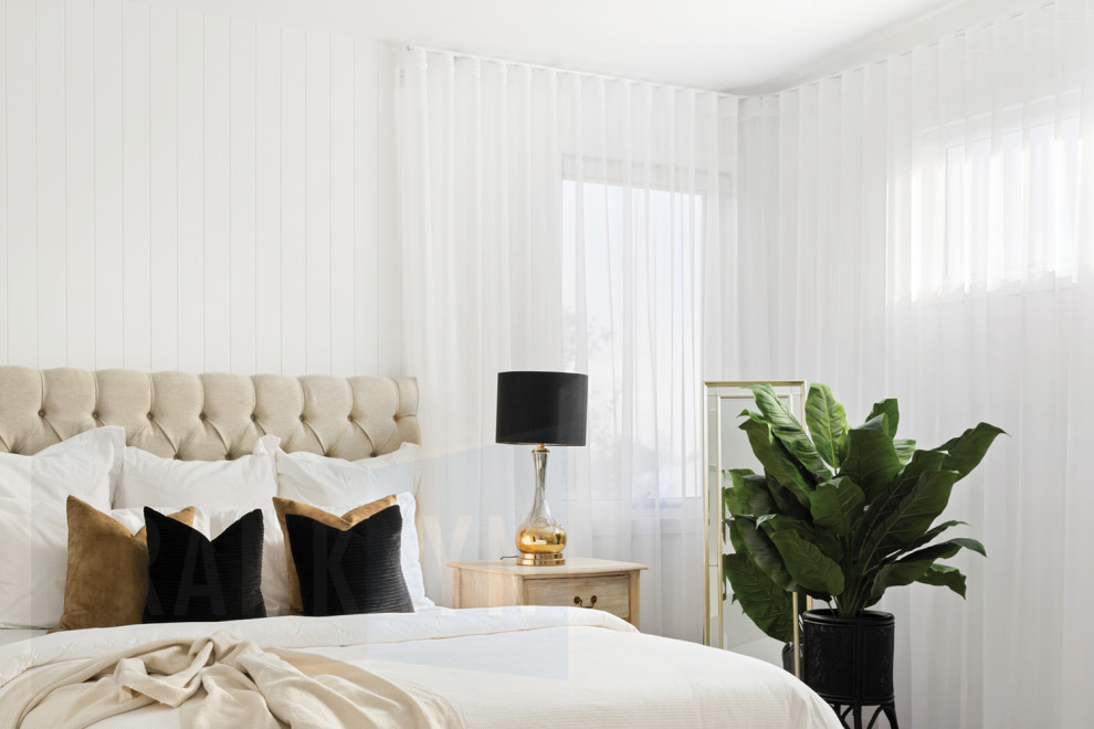 Photo of a midcentury bedroom in Brisbane.