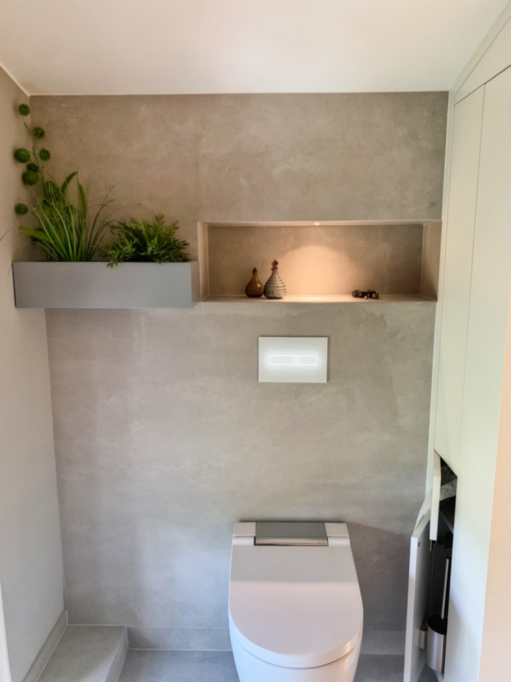 Inspiration for a modern bathroom remodel in Hamburg
