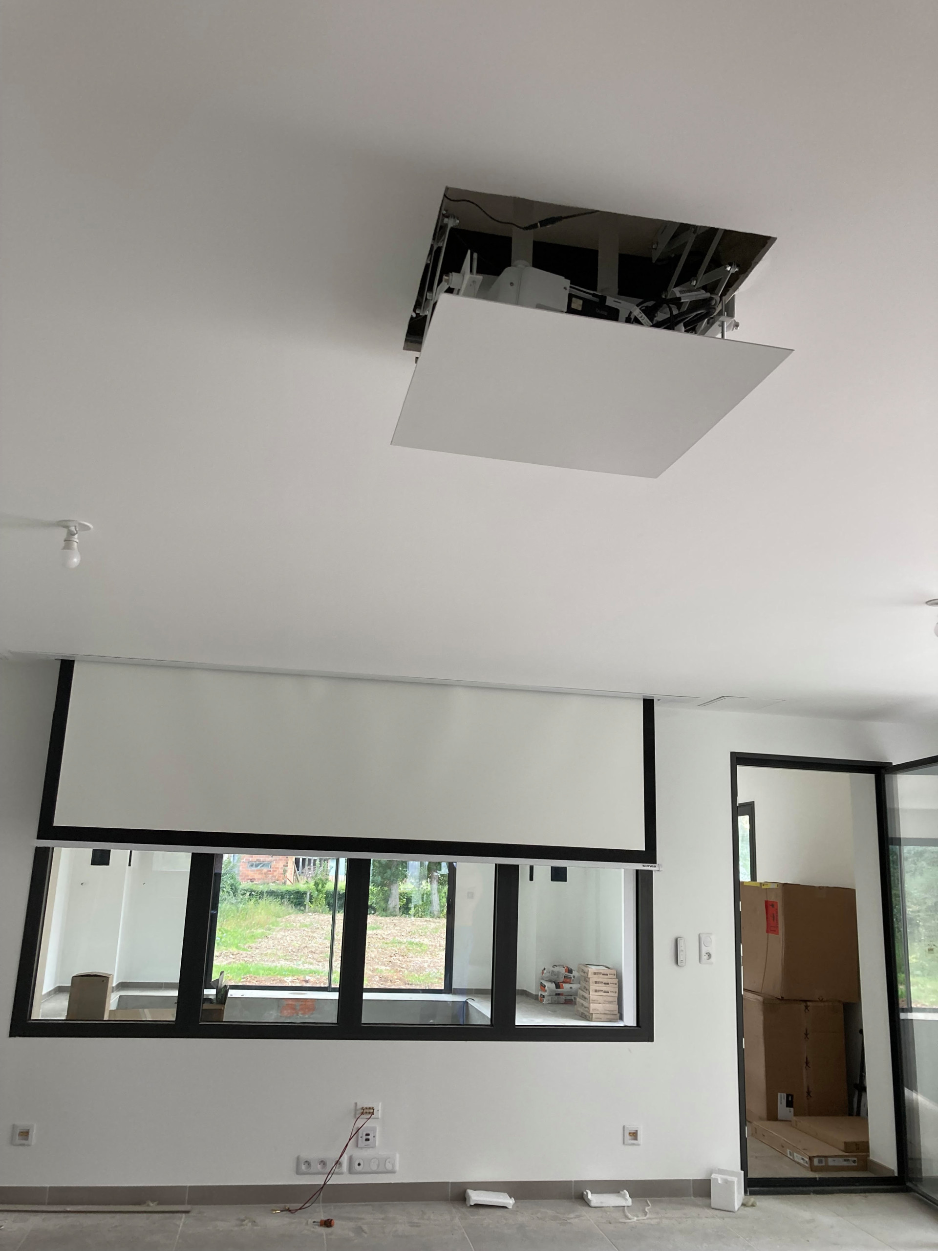 Installation d'un home cinéma avec projecteur